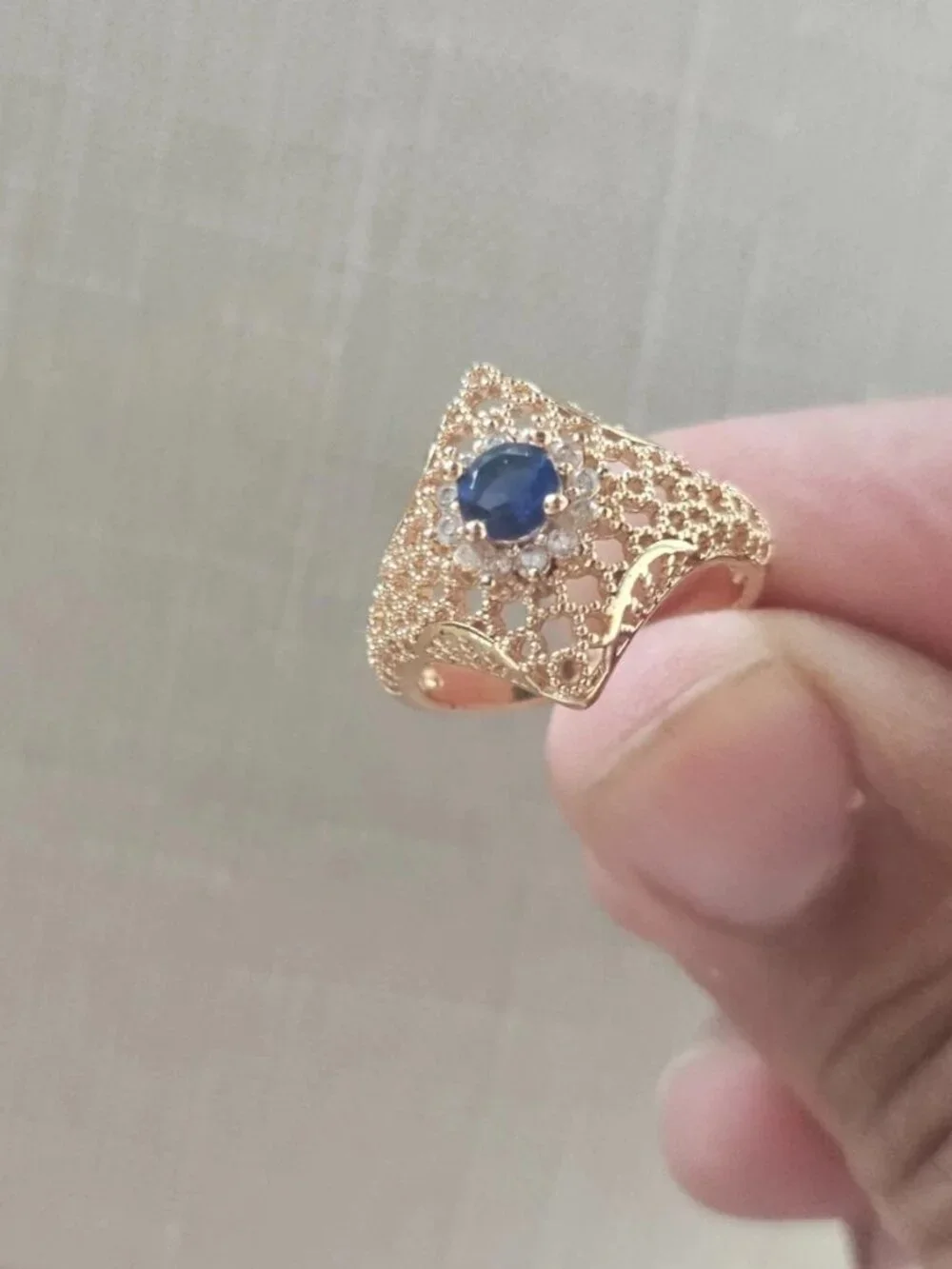 Women Ring Faux Blue Stone Centered Gold Tone Fashion Jewelry Size 8 New Unbrand - Picture 3 of 11